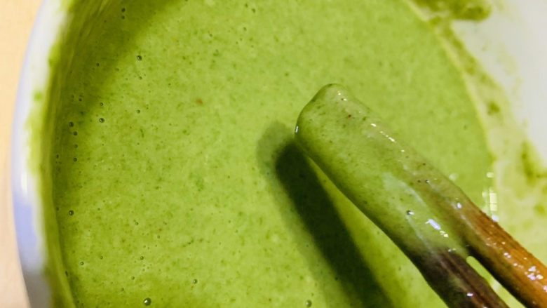 菠菜蛋卷,如果太稀,可以在加点面粉;