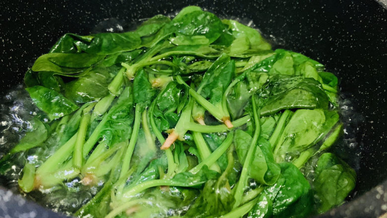 菠菜蛋卷,锅里倒清水,加少许盐少许油,这样可以保持菠菜翠绿,水开,放入菠菜焯水去草酸;