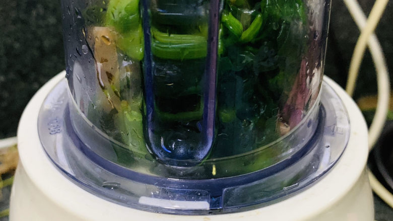 菠菜蛋卷,把焯水后的菠菜放搅拌机,搅拌;