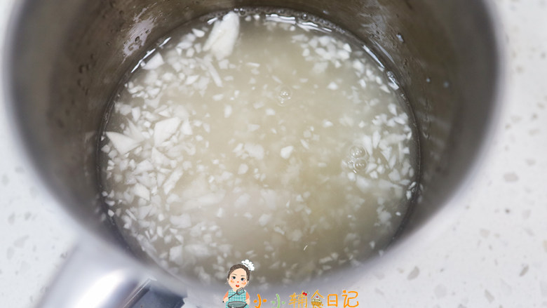 9个月以上辅食蘑菇肉松六倍粥,所有的米洗干净加入600g水就是六倍粥，然后放入蘑菇、肉松