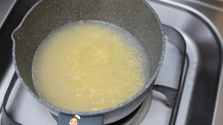 7个月以上辅食自制粒粒面,锅里水煮开后放入小米煮3-5分钟,不需要煮到全熟