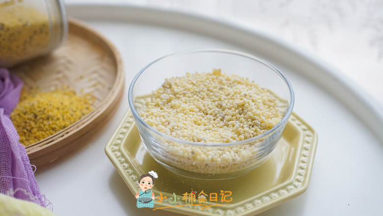 7个月以上辅食自制粒粒面,这个粒粒面里的小米是半生熟的还没有全熟,全熟太软了容易裹的时候不小心就压坏了