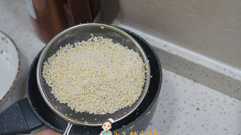 7个月以上辅食自制粒粒面,最后用一个干燥的筛子把裹好的小米筛掉多余的面粉,密封冷冻随用随取,放心不会变成一坨冰块