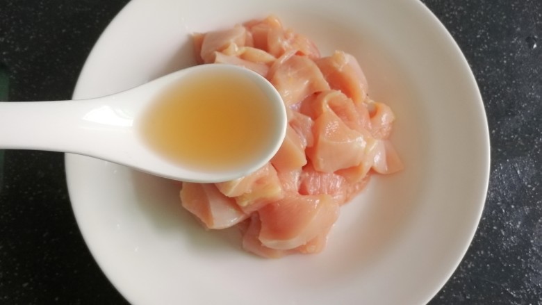 咖喱鸡肉饭,切好的鸡胸肉放入盘中,加1勺<a style='color:red;display:inline-block;' href='/shicai/ 718'>料酒</a>