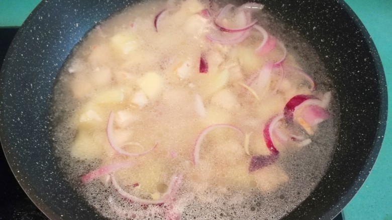 咖喱鸡肉饭,这时加入没过所有材料的开水(千万不要觉得水多,因为最后汤汁才是灵魂所在)