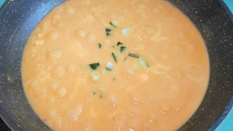 咖喱鸡肉饭,收汁到你想要的浓稠度,加入黄瓜丁,煮一分钟即可