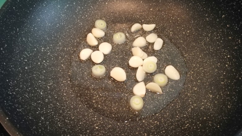 咖喱鸡肉饭,锅中放少许油,加入蒜瓣煸炒一下