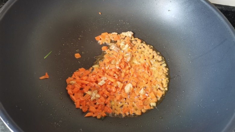 最时令的菜,几亿个“蛋”一起炒,你吃过没?,油热后加入胡萝卜爆炒后,加入韭菜爆炒