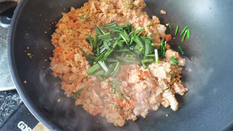 最时令的菜,几亿个“蛋”一起炒,你吃过没?,最后加入韭菜的嫩叶部分