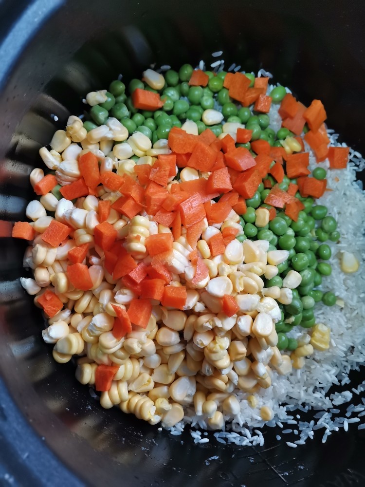 听说,这是在幼儿园最受欢迎的饭,五彩饭,胡萝卜粒