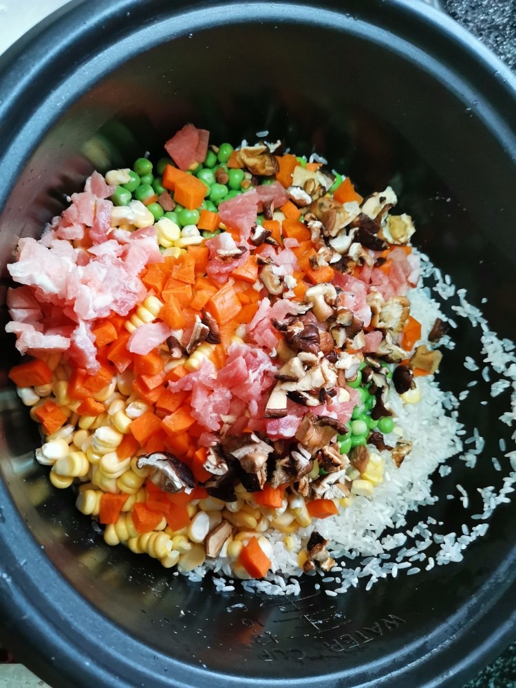 听说,这是在幼儿园最受欢迎的饭,五彩饭,香菇