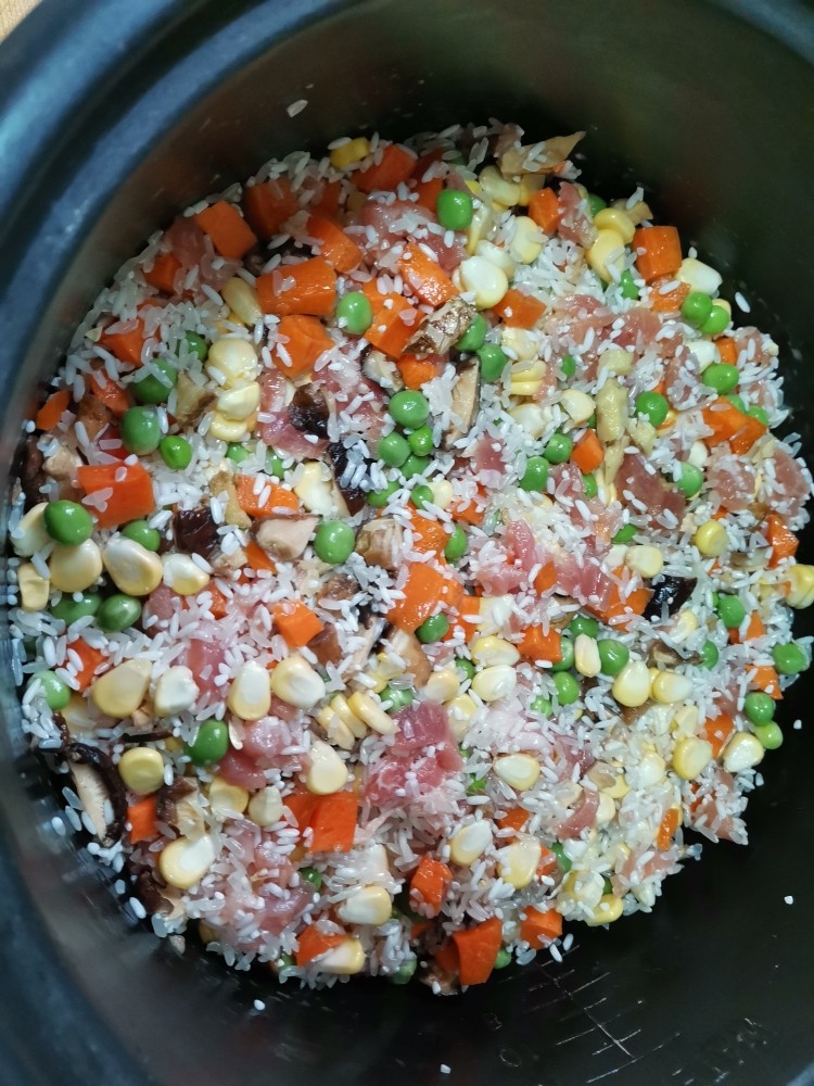听说,这是在幼儿园最受欢迎的饭,五彩饭,搅拌均匀后的五彩饭