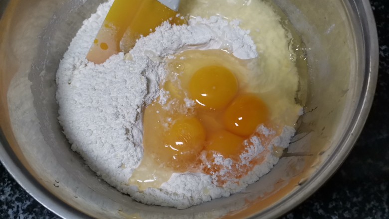 如此黄澄澄、松软可口的华夫饼,难道你不想吃吗?,把所有食材进行混合,搅拌均匀,这样就特别快,先加<a style='color:red;display:inline-block;' href='/shicai/ 9'>鸡蛋</a>