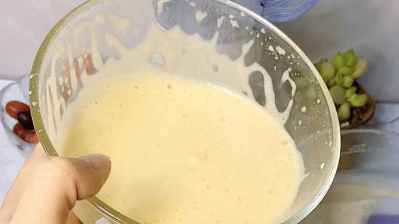 香蕉松饼🥞,用打蛋器打至变白蓬松,这样做好的松饼更松软。