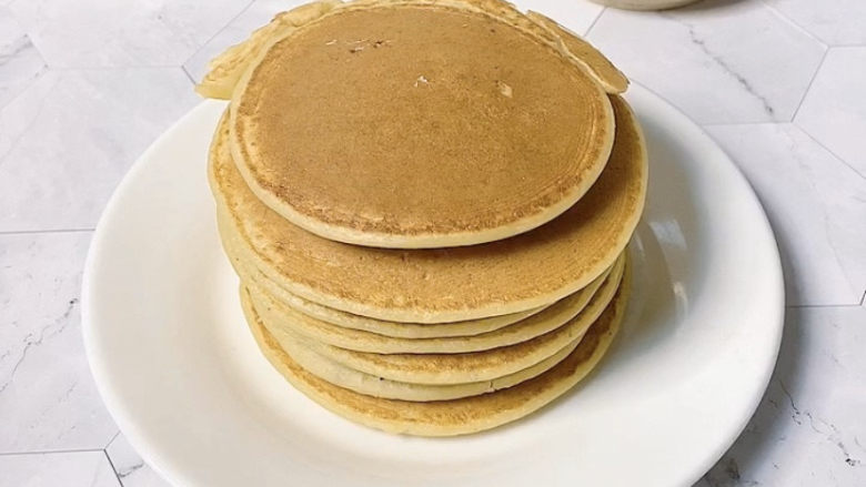 香蕉松饼🥞,这个配方大概可以煎出直径十厘米左右的饼七八块，够一次吃的量就好。