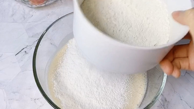 香蕉松饼🥞,搅好的香蕉泥倒出,筛入80克面粉搅拌均匀至无颗粒状态。