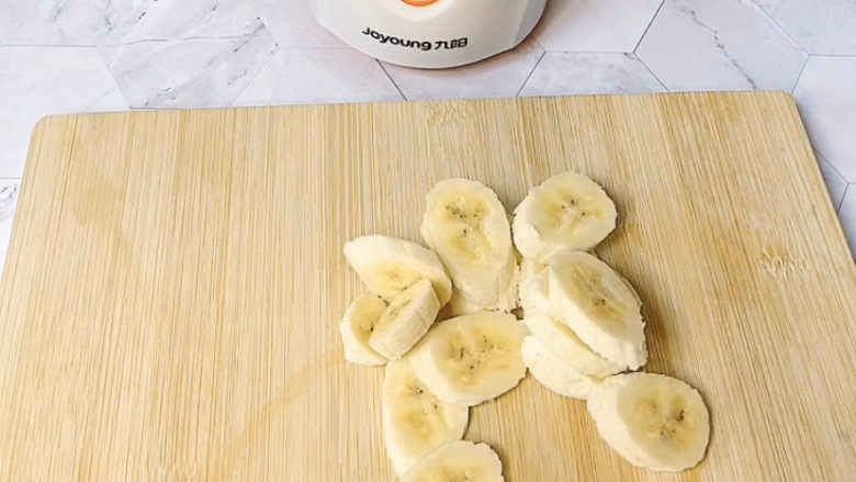香蕉松饼🥞,一根熟透的<a style='color:red;display:inline-block;' href='/shicai/ 610'>香蕉</a>,切成段