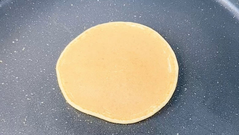 香蕉松饼🥞,翻面是这样的,很好看是不是🤪。翻面再小火煎一会就可以了。