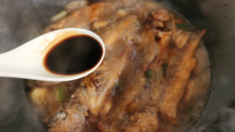 红烧小黄鱼,放入少许食盐,加入半勺的<a style='color:red;display:inline-block;' href='/shicai/ 762'>老抽</a>上色