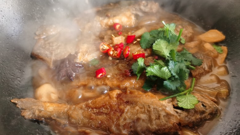 红烧小黄鱼,大火烧开后,改小火焖烧至汤汁变少变浓稠即可。,出锅前放入辣椒和香菜。