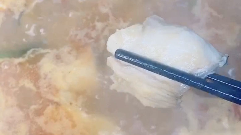 家庭水煮鱼,然后,一片一片下入腌制好的鱼片,注意不要大力搅动,会容易把鱼片搅散掉。鱼片变白再煮一会就熟了。