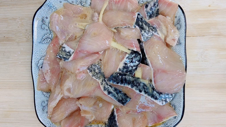 家庭水煮鱼,腌制一下,鱼肉会更入味,更好吃。