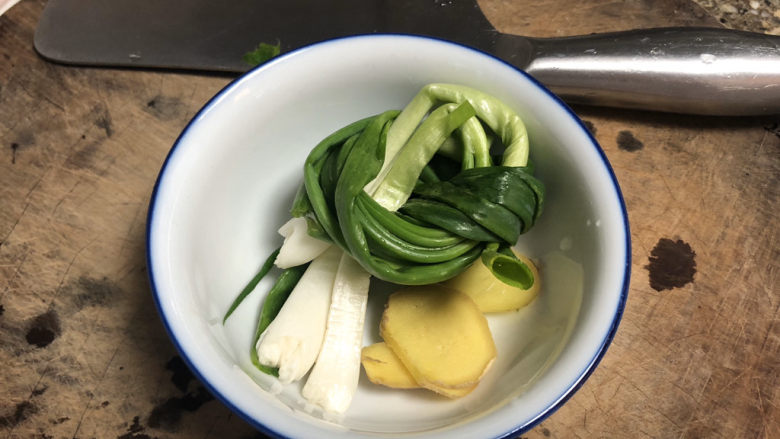 白萝卜炖猪肉➕白萝卜酱烧猪肉,小葱洗净绑葱结,姜搓洗干净切片