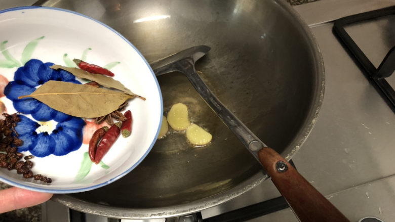 白萝卜炖猪肉➕白萝卜酱烧猪肉,加入姜片煸香,再加入香叶干辣椒八角桂皮,煸出香味