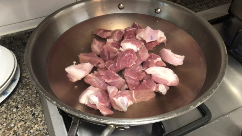 白萝卜炖猪肉➕白萝卜酱烧猪肉,锅中加水,加入猪肉,一汤匙<a style='color:red;display:inline-block;' href='/shicai/ 718'>料酒</a>,开火