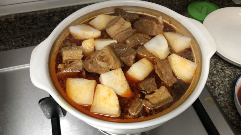 白萝卜炖猪肉➕白萝卜酱烧猪肉,开盖,加入白萝卜块煮开,尝下咸淡,如果觉得淡可以补充少许食盐