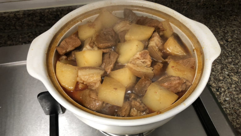 白萝卜炖猪肉➕白萝卜酱烧猪肉,开盖,转中大火收汁到汤汁浓郁,我喜欢多留一点汤汁,泡米饭绝了
