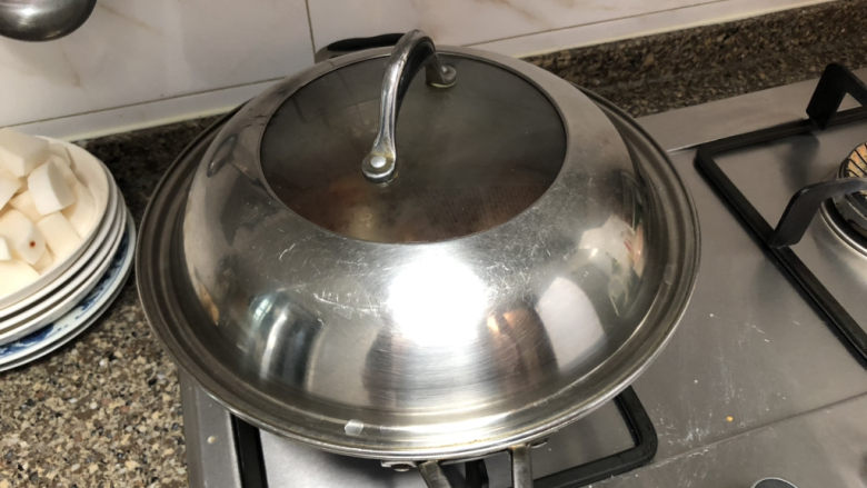 白萝卜炖猪肉➕白萝卜酱烧猪肉,加盖,小火焖煮40分钟