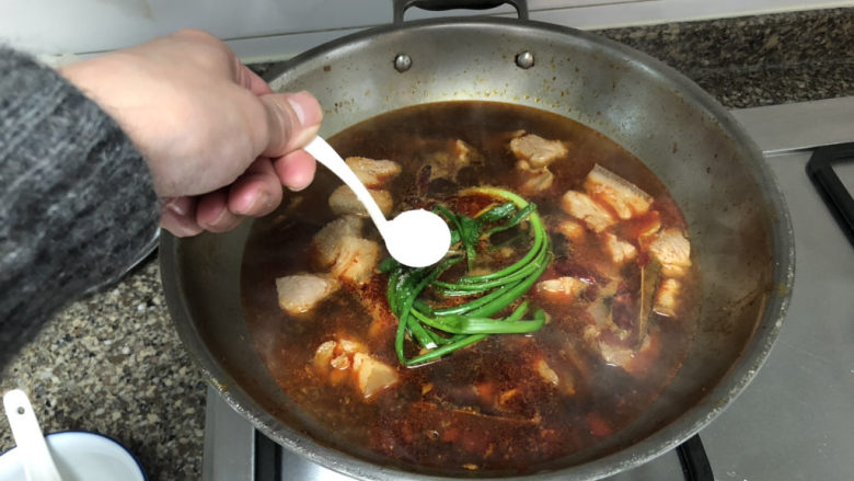 白萝卜炖猪肉➕白萝卜酱烧猪肉,加入两茶匙<a style='color:red;display:inline-block;' href='/shicai/ 3729'>白糖</a>,翻拌均匀