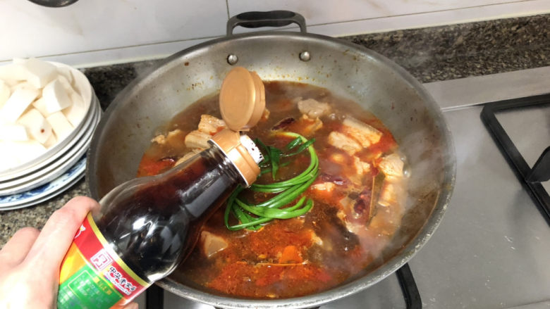 白萝卜炖猪肉➕白萝卜酱烧猪肉,加入葱结,加入半汤匙<a style='color:red;display:inline-block;' href='/shicai/ 762'>老抽</a>