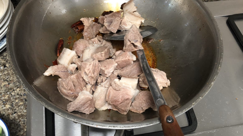 白萝卜炖猪肉➕白萝卜酱烧猪肉,加入焯水后的猪肉,中火翻炒炒干表面水分,