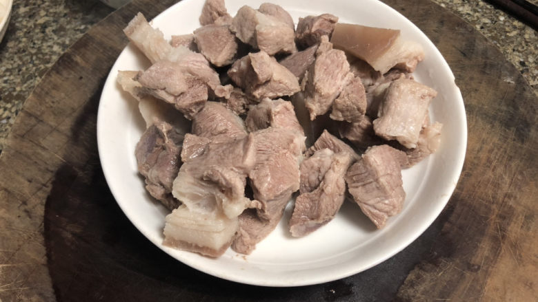 白萝卜炖猪肉➕白萝卜酱烧猪肉,煮开后,再煮两分钟,捞出猪肉,温水洗干净,沥水备用