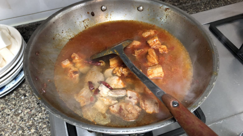 白萝卜炖猪肉➕白萝卜酱烧猪肉,加入适量开水,至少没过猪肉