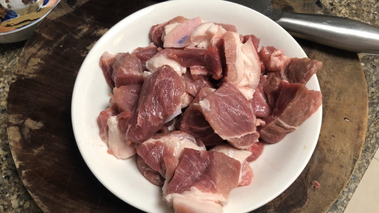 白萝卜炖猪肉➕白萝卜酱烧猪肉,蹄膀刮去猪皮的毛,清洗干净,切块