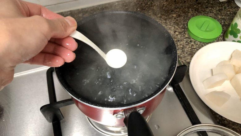 香椿炒蛋,坐锅烧水,水开加少许盐