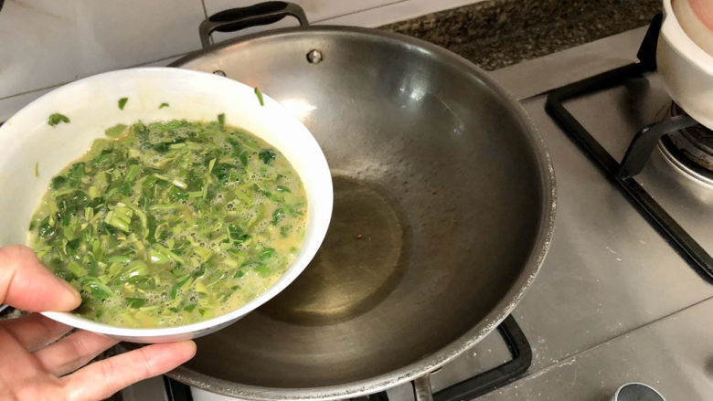 香椿炒蛋,热锅后,放入适量食用油,可以比一般炒菜稍微多一点