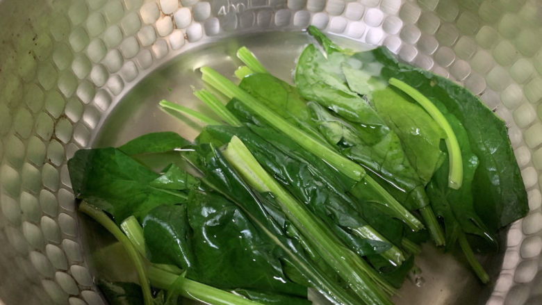 菠菜鸡蛋面,烧开水,放入菠菜焯水