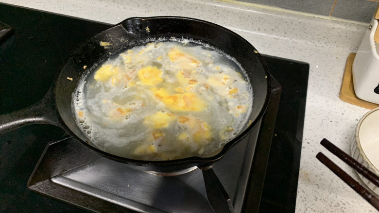 菠菜鸡蛋面,加入开水,煮沸后放入蝴蝶面