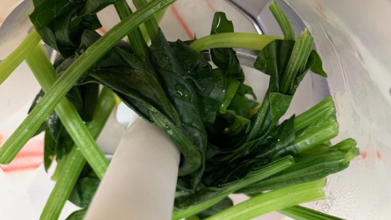 菠菜鸡蛋面,焯过水的菠菜放入料理机,加一点水打成菜泥
