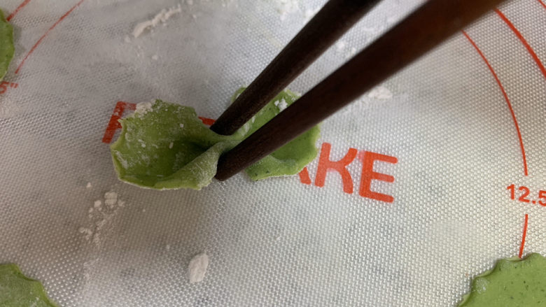菠菜鸡蛋面,用筷子从中间夹住,可爱的小蝴蝶就成型了