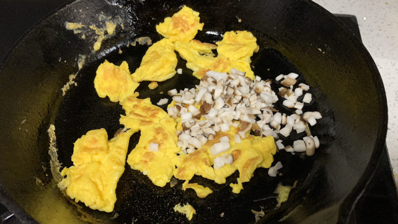 菠菜鸡蛋面,香菇加入,翻炒出香味