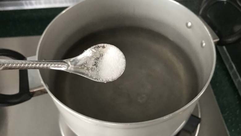 凉拌菠菜粉丝,烧半锅清水,水开后加几滴油和少许盐