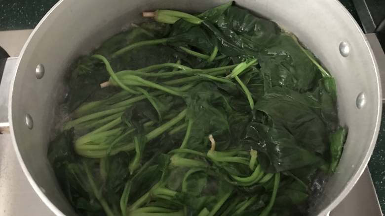凉拌菠菜粉丝,接着把菠菜焯烫变色断生,捞出后同样过一下凉水,可保持菠菜的翠绿色泽