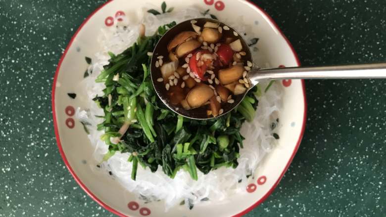 凉拌菠菜粉丝,把切好的菠菜,散开放在粉丝上,再浇上凉拌汁