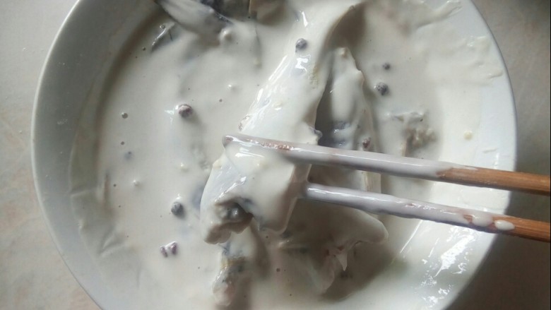 红烧小黄鱼,裹上淀粉糊。