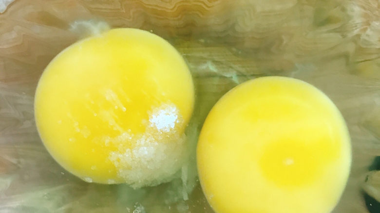 菠菜蛋卷,鸡蛋打入碗中,放盐
